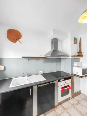 Cuisine ou kitchenette dans l'établissement Maison charmante à Saint-Herblain avec jardin privé
