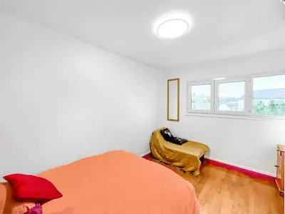 Un ou plusieurs lits dans un hébergement de l'établissement Maison charmante à Saint-Herblain avec jardin privé