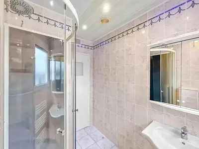 Salle de bains dans l'établissement Maison charmante à Saint-Herblain avec jardin privé