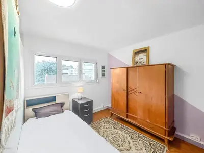 Un ou plusieurs lits dans un hébergement de l'établissement Maison charmante à Saint-Herblain avec jardin privé