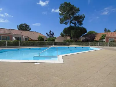 Piscine de l'établissement Le Mas de Vertmarines ou située à proximité