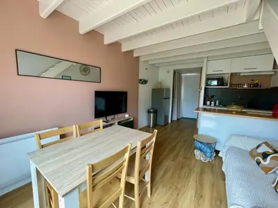 Télévision ou salle de divertissement dans l'établissement Lumineux duplex plage à pied