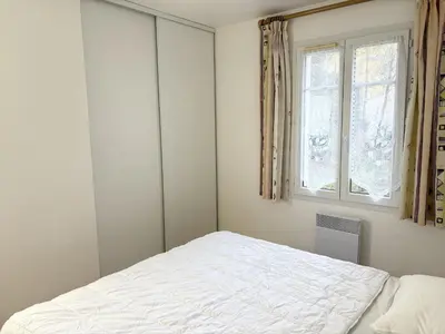 Un ou plusieurs lits dans un hébergement de l'établissement Maison de vacances boisée 2 chambres avec terrasse - FR-1-323-541