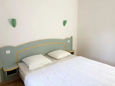 Un ou plusieurs lits dans un hébergement de l'établissement Maison de vacances boisée 2 chambres avec terrasse - FR-1-323-541