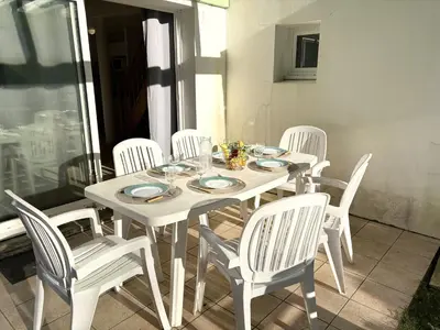Télévision ou salle de divertissement dans l'établissement Maison de vacances boisée 2 chambres avec terrasse - FR-1-323-541
