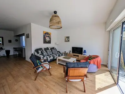 Télévision ou salle de divertissement dans l'établissement Maison spacieuse avec jardin proche plage & centre