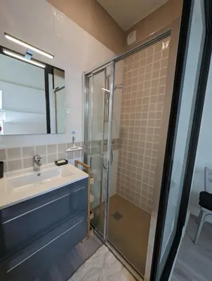 Salle de bains dans l'établissement Maison spacieuse avec jardin proche plage & centre