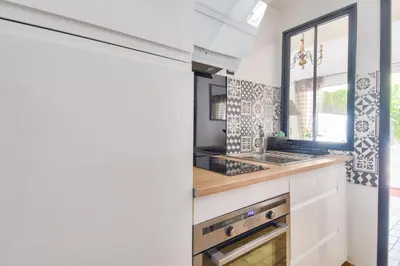 Cuisine ou kitchenette dans l'établissement Escapade avec jardin à 5 min de la plage