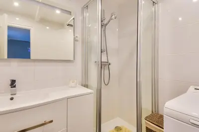 Salle de bains dans l'établissement Escapade avec jardin à 5 min de la plage