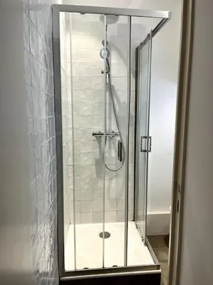 Salle de bains dans l'établissement Le Madeleine, 2pers wifi et Tv