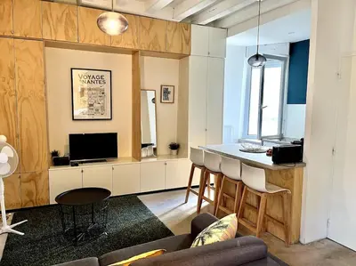 Télévision ou salle de divertissement dans l'établissement Le Madeleine, 2pers wifi et Tv
