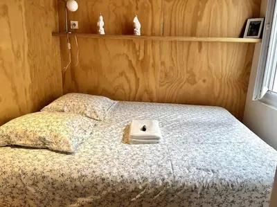 Un ou plusieurs lits dans un hébergement de l'établissement Le Madeleine, 2pers wifi et Tv