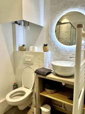 Salle de bains dans l'établissement Le Madeleine, 2pers wifi et Tv