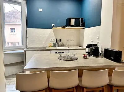Cuisine ou kitchenette dans l'établissement Le Madeleine, 2pers wifi et Tv