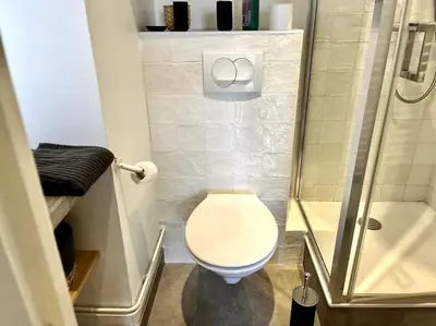 Salle de bains dans l'établissement Studio Le Sanlecque, Wifi Tv 2personnes