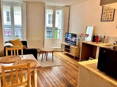 Télévision ou salle de divertissement dans l'établissement Le Pilori 2pers, chambre séparée, Tv et Wifi