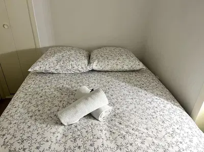Un ou plusieurs lits dans un hébergement de l'établissement Le Pilori 2pers, chambre séparée, Tv et Wifi