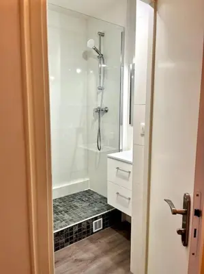 Salle de bains dans l'établissement Le Pilori 2pers, chambre séparée, Tv et Wifi
