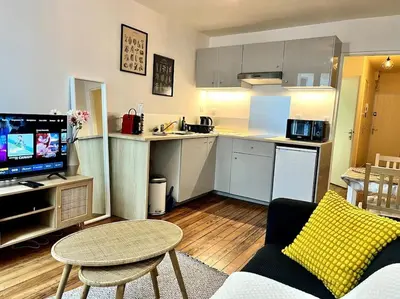 Cuisine ou kitchenette dans l'établissement Le Pilori 2pers, chambre séparée, Tv et Wifi