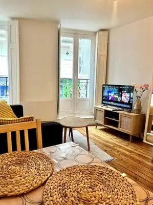 Télévision ou salle de divertissement dans l'établissement Le Pilori 2pers, chambre séparée, Tv et Wifi