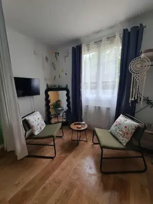 Télévision ou salle de divertissement dans l'établissement Le Fleuri - à 5min de Nantes - Comme à la maison