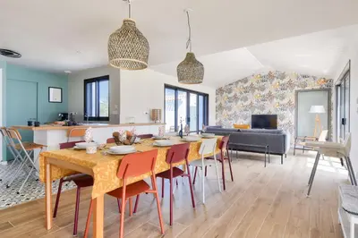 Télévision ou salle de divertissement dans l'établissement maison neuve- 6 adultes & 4 enfants - 350m plage