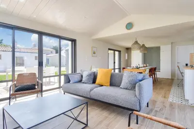 Coin salon dans l'établissement maison neuve- 6 adultes & 4 enfants - 350m plage