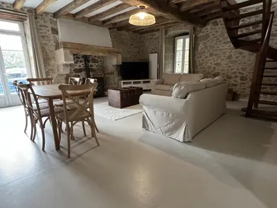 Coin salon dans l'établissement La Millière - Piscine & campagne - Bonchamps