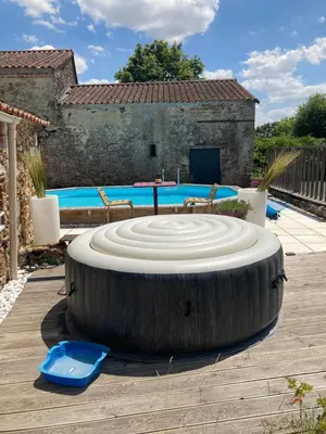 Piscine de l'établissement Le domaine de la Rabatelière ou située à proximité