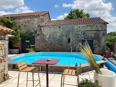 Piscine de l'établissement Le domaine de la Rabatelière ou située à proximité