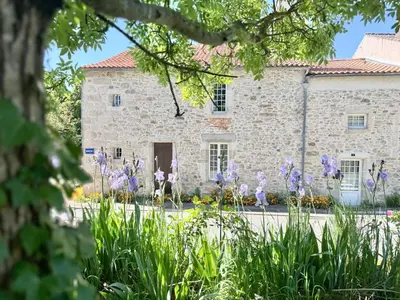 Jardin de l'établissement Manoir médiéval art déco - Logis des 3 Artistes