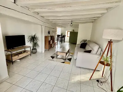 Télévision ou salle de divertissement dans l'établissement Appartement Situé au cœur de Brissac-Quincé
