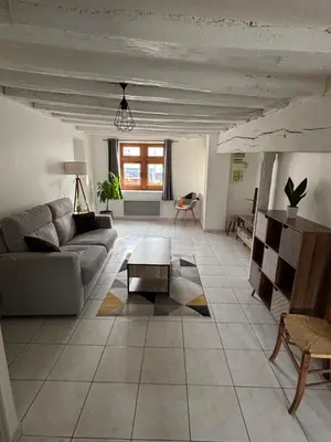 Coin salon dans l'établissement Appartement Situé au cœur de Brissac-Quincé
