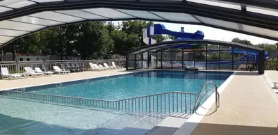 Piscine de l'établissement mobile home 6 personnes-3 chambres ou située à proximité