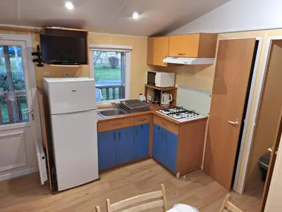 Cuisine ou kitchenette dans l'établissement mobile home 6 personnes-3 chambres