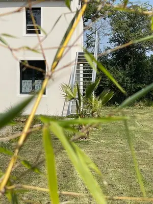 Jardin de l'établissement Location d un logement de 45m2 et d une CH chez l habitant