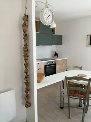 Cuisine ou kitchenette dans l'établissement Rez de jardin, St Brevin les Pins, plage à pieds