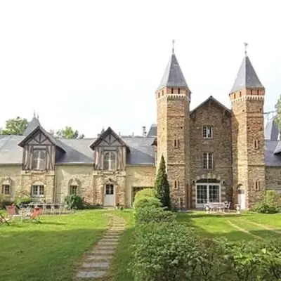Grand gîte dans les communs d'un Château