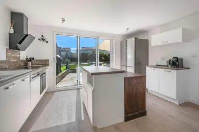 Cuisine ou kitchenette dans l'établissement Maison familiale à 400m de la mer pour 8, Pornic