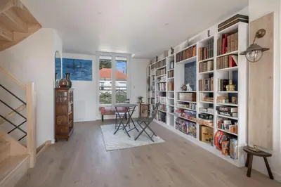 Bibliothèque dans la maison de vacances