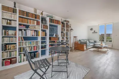 Bibliothèque dans la maison de vacances