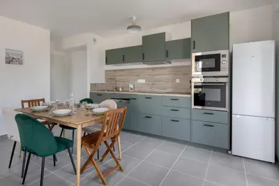 Cuisine ou kitchenette dans l'établissement Rez-de-terrasse pour 6 proche centre de Pornic