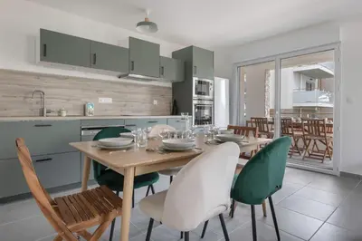 Cuisine ou kitchenette dans l'établissement Rez-de-terrasse pour 6 proche centre de Pornic