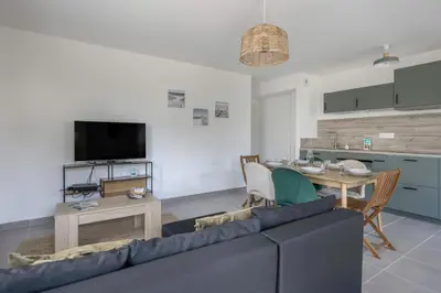 Télévision ou salle de divertissement dans l'établissement Rez-de-terrasse pour 6 proche centre de Pornic