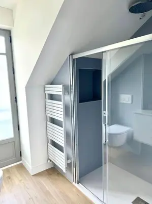 Salle de bains dans l'établissement Face Mer Villa Le Ker Breton