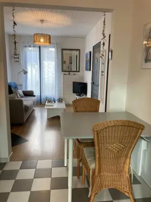 Télévision ou salle de divertissement dans l'établissement Maison pêcheur centre Saint Gilles Croix de Vie avec ménage et draps inclus