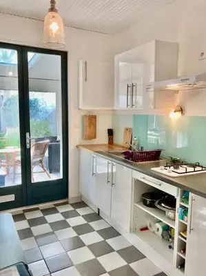 Cuisine ou kitchenette dans l'établissement Maison pêcheur centre Saint Gilles Croix de Vie avec ménage et draps inclus