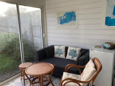 Coin salon dans l'établissement Maison pêcheur centre Saint Gilles Croix de Vie avec ménage et draps inclus
