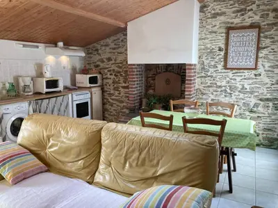 Cuisine ou kitchenette dans l'établissement Maison en pierre au Lac du Jaunay
