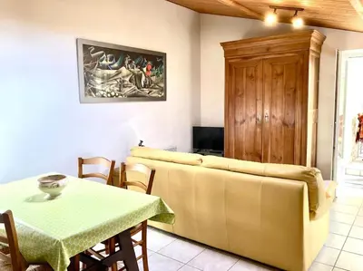 Coin salon dans l'établissement Maison en pierre au Lac du Jaunay